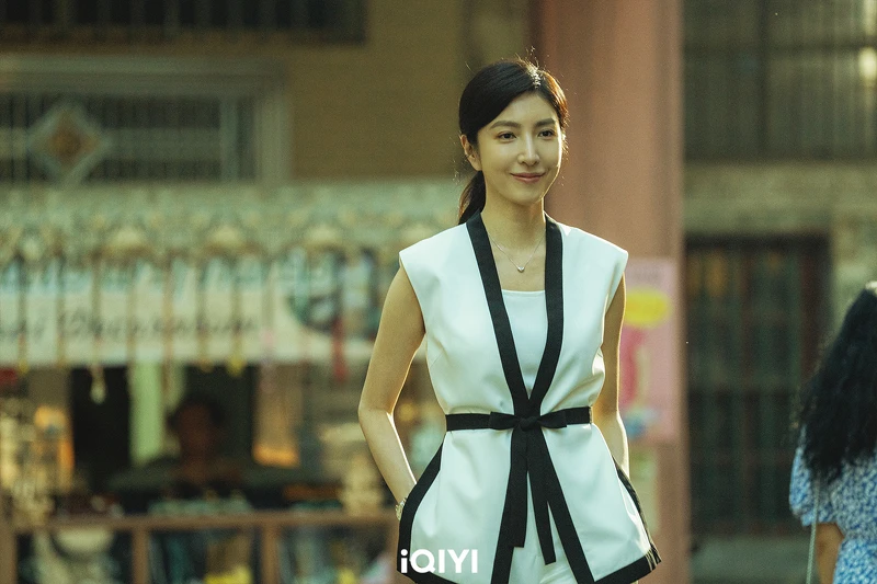 《唐人街探案2》楊謹華劇中從乖乖人妻蛻變成自信御姐，進而控制靈修團體