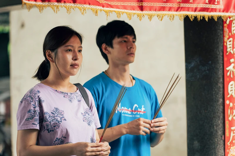 《莎莉》劉品言與林柏宏姊弟拜拜算命求改運