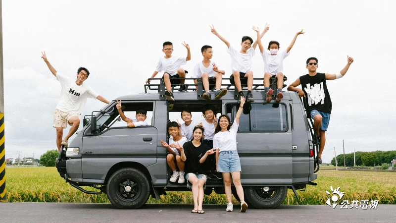 《二呆流浪記之完全大人手冊》曾敬驊、雷嘉汭、朱軒洋,與雲林偏鄉國小仁和國小師生開心合影 《二呆流浪記之完全大人手冊》曾敬驊、雷嘉汭、朱軒洋,與雲林偏鄉國小仁和國小師生開心合影