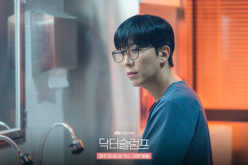 被余正宇找回擔任麻醉醫師的姜鎮碩，似乎也開始能走出過去的陰霾了。