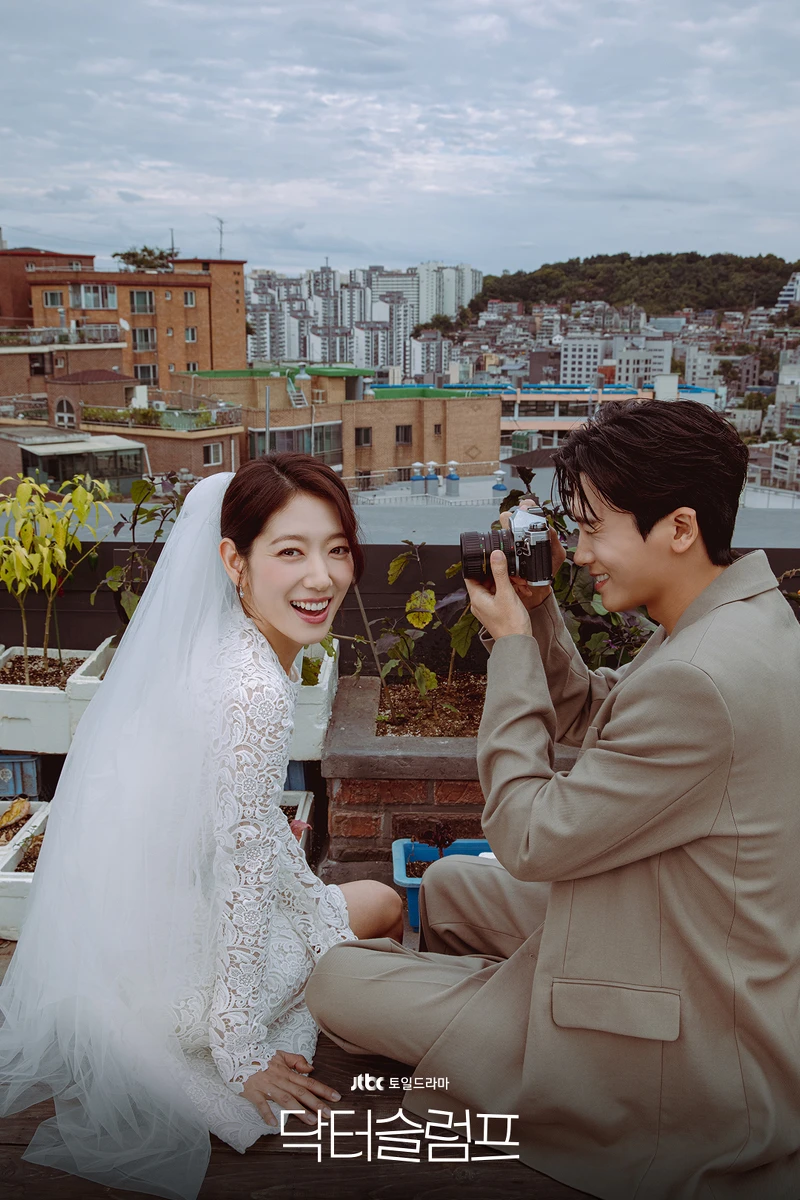 余正宇和南荷娜的婚紗照。