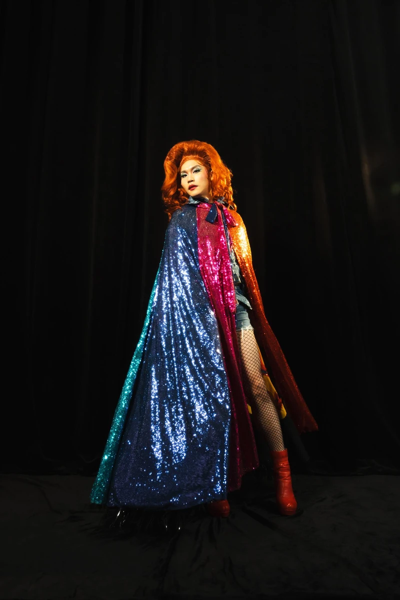 周定緯將突破以往形象，以華麗的變裝造型演出音樂劇《搖滾芭比》全新中文版「海德薇格」一角。