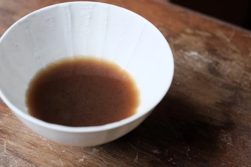「構樹葉/海茄苳葉/月桃果/魚腥草/刺蔥籽/茄苳葉/橘皮/仙草/雞骨」。 「構樹葉/海茄苳葉/月桃果/魚腥草/刺蔥籽/茄苳葉/橘皮/仙草/雞骨」。