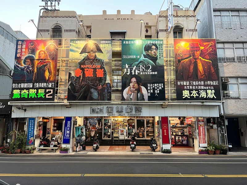 全美戲院的電影看板畫師顏振發也特別幫《青春18x2 通往有你的旅程》手繪海報 全美戲院的電影看板畫師顏振發也特別幫《青春18x2 通往有你的旅程》手繪海報