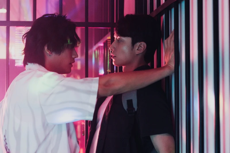 《我在這裡等你》范少勳和劉俊謙在片中有多場壁咚戲。