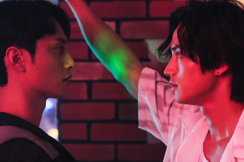 《我在這裡等你》范少勳（右）被下指令要以「逗另一半」的方式撩劉俊謙（左）。