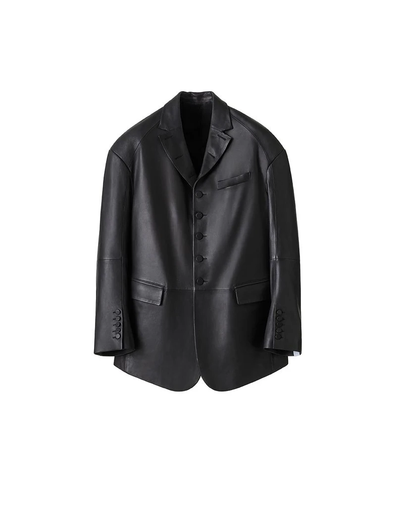 鈕扣真皮西裝外套NT$14999。