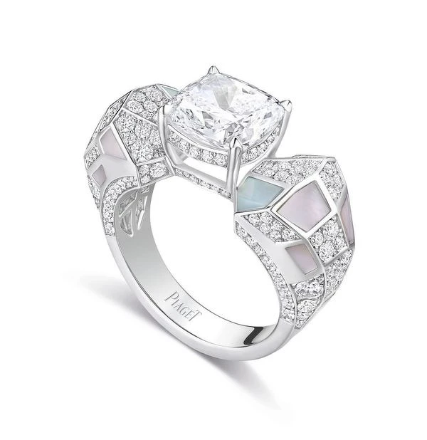 PIAGET Metaphoria 頂級珠寶系列Roscida18K白金珍珠母貝鑽石戒指,NT$ 9,350,000。 PIAGET Metaphoria 頂級珠寶系列Roscida18K白金珍珠母貝鑽石戒指,NT$ 9,350,000。