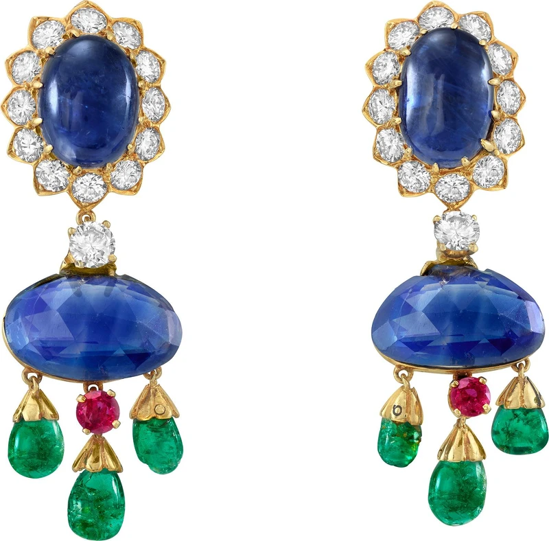 Heritage典藏系列 耳環(黃K金、兩顆21.23克拉玫瑰切割藍寶石、兩顆15.68克拉蛋面切割藍寶石、祖母綠、紅寶石、鑽石)。 Heritage典藏系列 耳環(黃K金、兩顆21.23克拉玫瑰切割藍寶石、兩顆15.68克拉蛋面切割藍寶石、祖母綠、紅寶石、鑽石)。