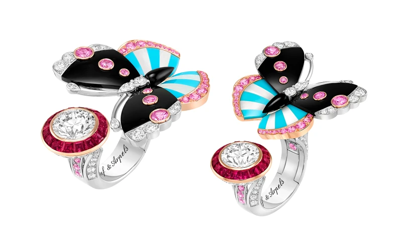 當代高級珠寶系列 Philenor Butterfly Between the Finger指間戒(白K金、玫瑰金、一顆EVVS2級2.50克拉圓鑽、紅寶石、粉紅色藍寶石、縞瑪瑙、綠松石、白色珍珠母貝、鑽石)。 當代高級珠寶系列 Philenor Butterfly Between the Finger指間戒(白K金、玫瑰金、一顆EVVS2級2.50克拉圓鑽、紅寶石、粉紅色藍寶石、縞瑪瑙、綠松石、白色珍珠母貝、鑽石)。