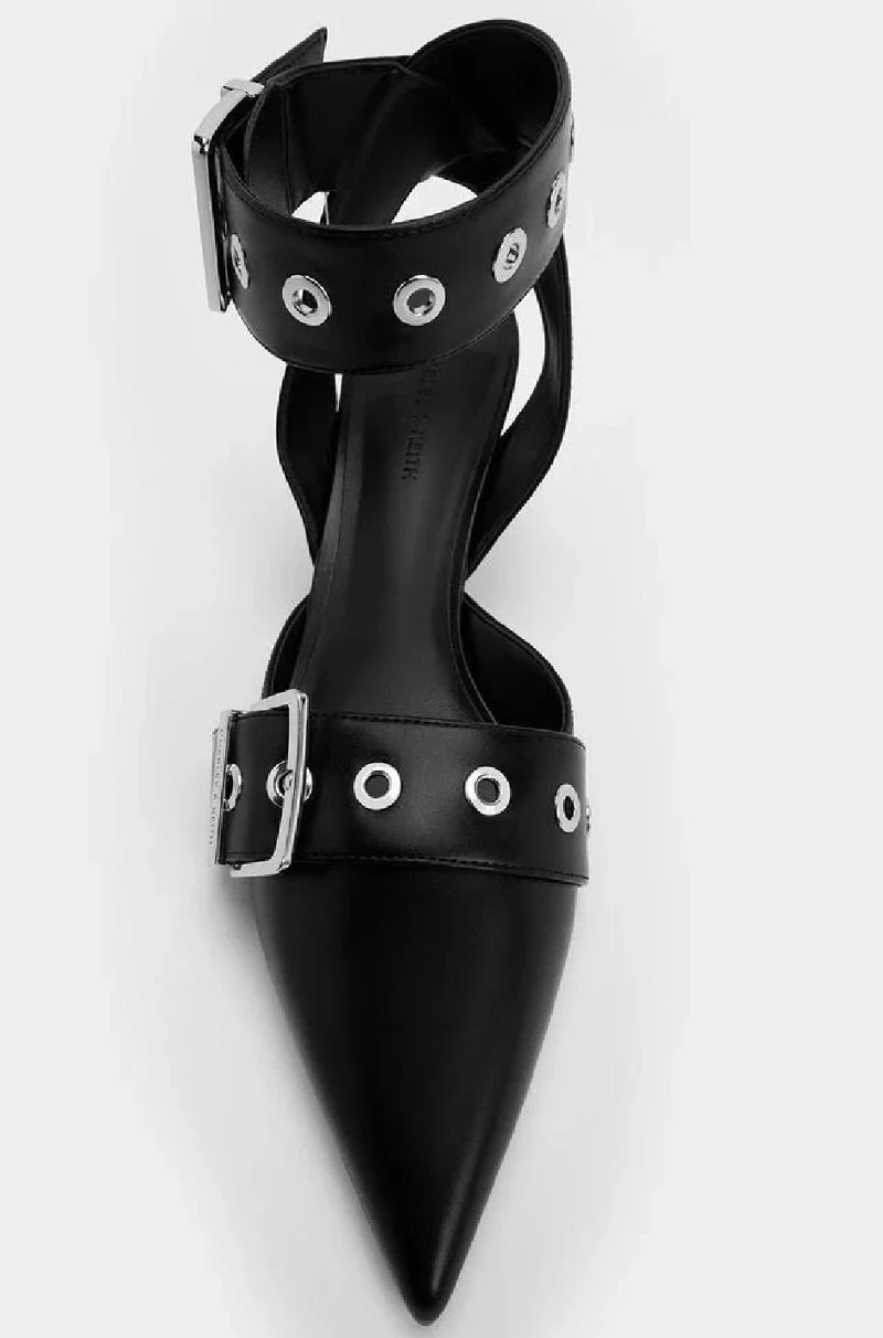 黑色貓跟鞋,NT2,390。 黑色貓跟鞋,NT2,390。