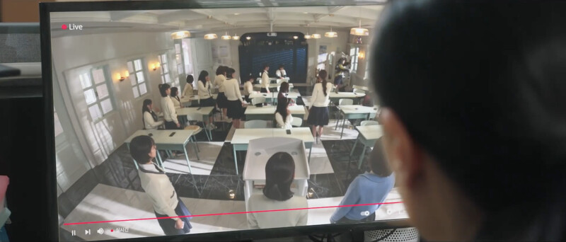 二年五班的金字塔遊戲及校園暴力都被直播上了網路。 二年五班的金字塔遊戲及校園暴力都被直播上了網路。