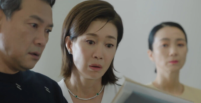 洪凡俊(左)和金鮮和(中)被離婚協議書嚇到，葛瑞絲(右)則冷眼看待，和尹殷盛早發現白賢祐的祕密