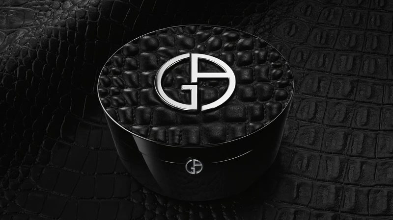 【完美絲絨持久氣墊粉餅 奢黑鱷紋(含粉蕊)】15g / NT$3,500圖片出處: Armani Beauty 【完美絲絨持久氣墊粉餅 奢黑鱷紋(含粉蕊)】15g / NT$3,500圖片出處: Armani Beauty