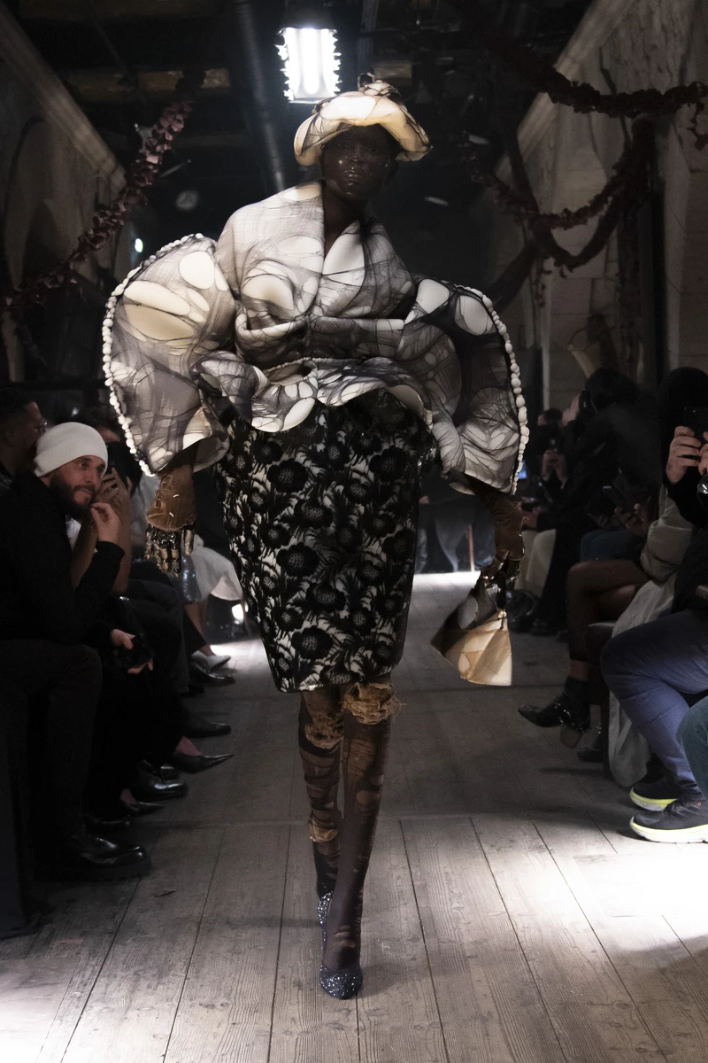 Maison Margiela2024春夏高級訂製服將20世紀初作家與不同階層的人們漫步巴黎街頭的景象,轉譯出精湛華服。