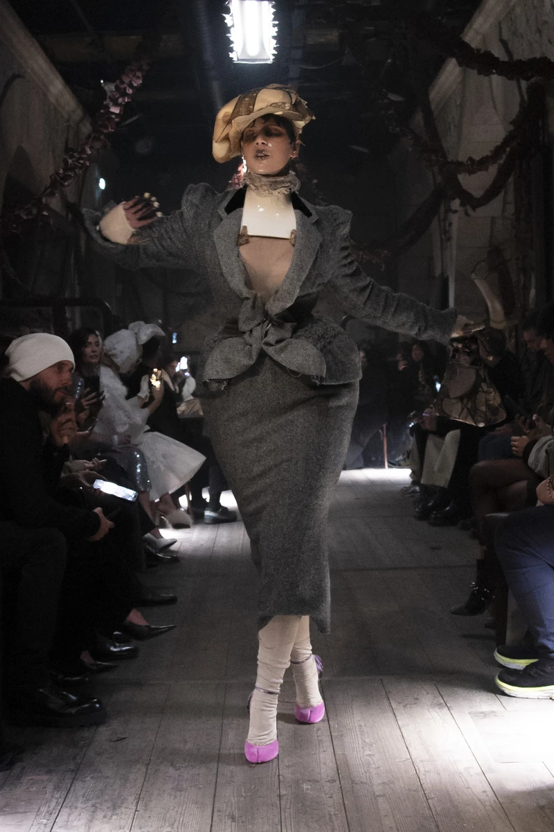 Maison Margiela2024春夏高級訂製服將20世紀初作家與不同階層的人們漫步巴黎街頭的景象,轉譯出精湛華服。