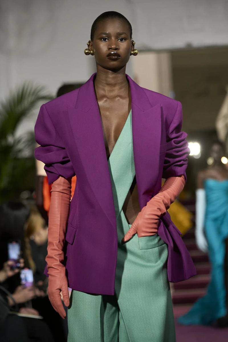 Valentino 2024春夏高級訂製服以「Le Salon沙龍」為題,取材17世紀開始巴黎沙龍中的作家身影為靈感,後者則聚焦20世紀初作家與不同階層的人們漫步巴黎街頭的景象,轉譯出精湛華服。