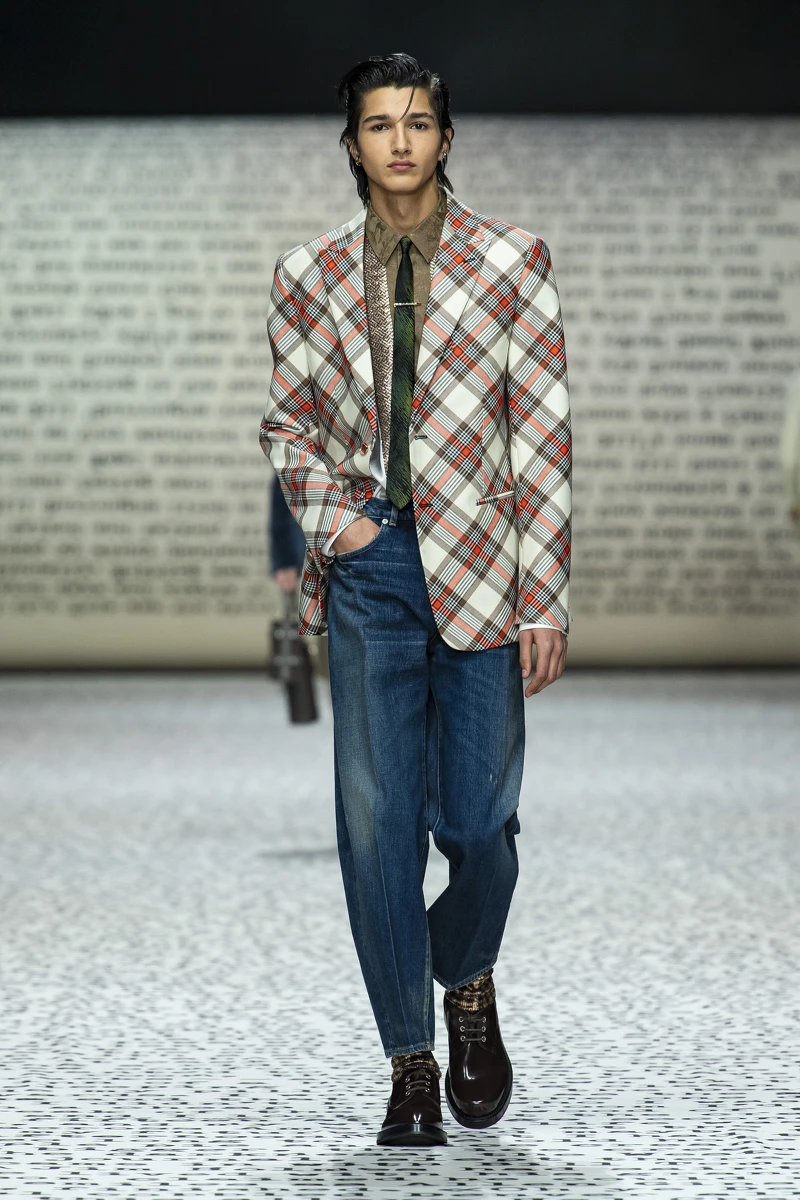 Dior 男裝藝術總監 Kim Jones 2022年他在倫敦將Dior男子打造成滿滿書卷氣息的系列。