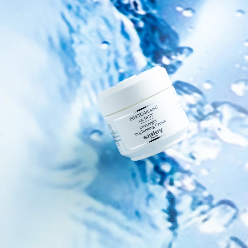 Sisley璀璨鑽白夜間水光晶凝露情境圖。