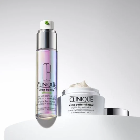 倩碧超激光勻淨白淡斑系列的超激光勻淨白淡斑精粹，與新品「水亮霜」超激光勻淨白保濕輕乳霜。