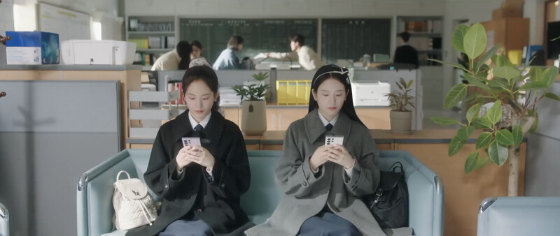 剛轉入學的未了集團雙胞胎千金。 剛轉入學的未了集團雙胞胎千金。