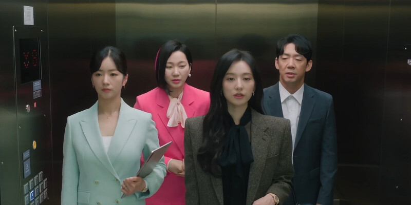 白賢祐姐姐(左二)試圖找機會搭話洪海仁(右二)