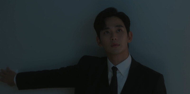 白賢祐關燈看往天花板，貼有星星貼紙