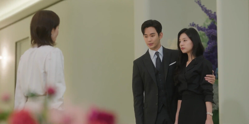 洪海仁(右)被罵得險些昏倒，又是白賢祐(中)及時護住沒被岳母發現