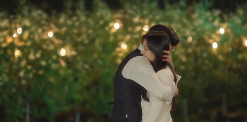 白賢祐看洪海仁哭了，很是心疼，一把抱住她還跟著掉淚，難道再度動了真情？