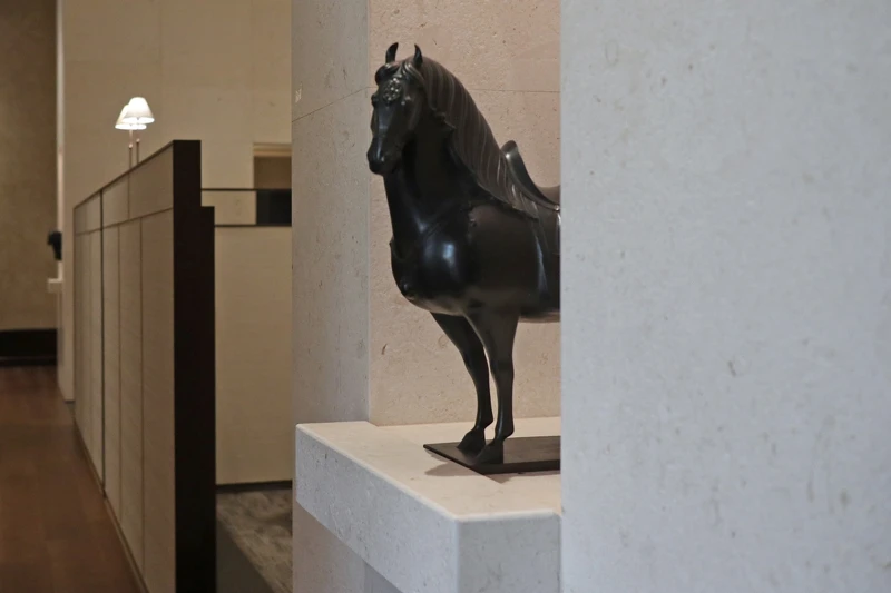 各種姿態的駿馬雕塑錯落其中。