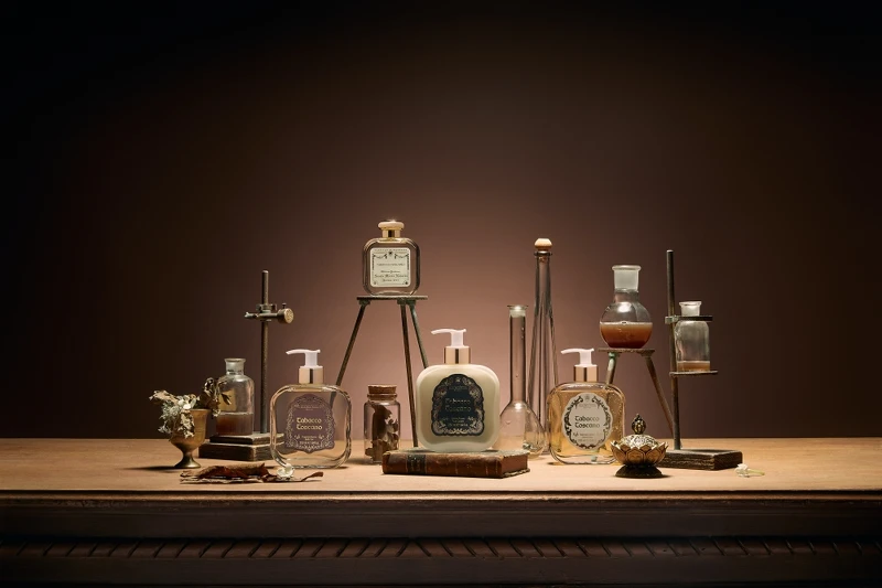 Santa Maria Novella佛羅倫斯1221系列Tabacco Toscano 托斯卡尼菸草形象圖。 Santa Maria Novella佛羅倫斯1221系列Tabacco Toscano 托斯卡尼菸草形象圖。