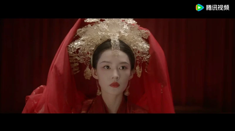 「林婉兒」預告中穿著華麗的大紅婚服卻神色驚恐。  「林婉兒」預告中穿著華麗的大紅婚服卻神色驚恐。