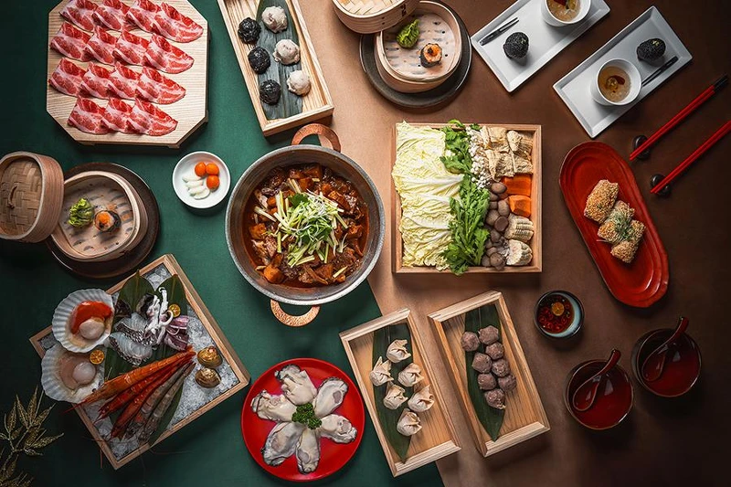 午間套餐將有精緻港式點心，像是燒賣、蒸餃等，此次品牌更研發特色煲鍋料理「鴻運鮑魚雞煲」「火爆牛仔骨煲」兩種風味。