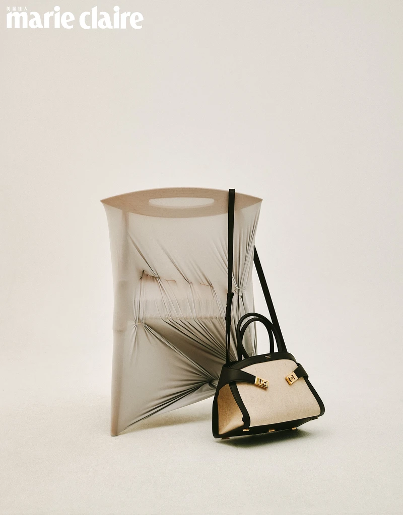 2024春夏限量帆布皮革 Hug Bag 抱抱手提包,Ferragamo。 2024春夏限量帆布皮革 Hug Bag 抱抱手提包,Ferragamo。