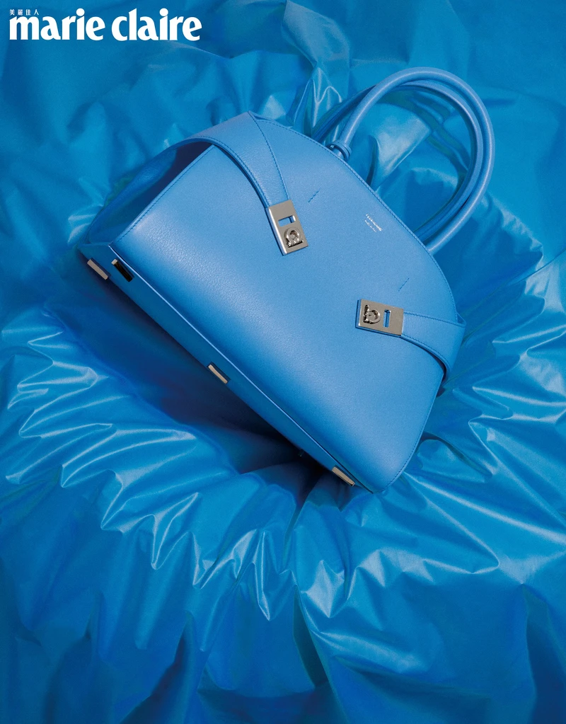 淺藍色 Hug Bag 抱抱手提包,Ferragamo。