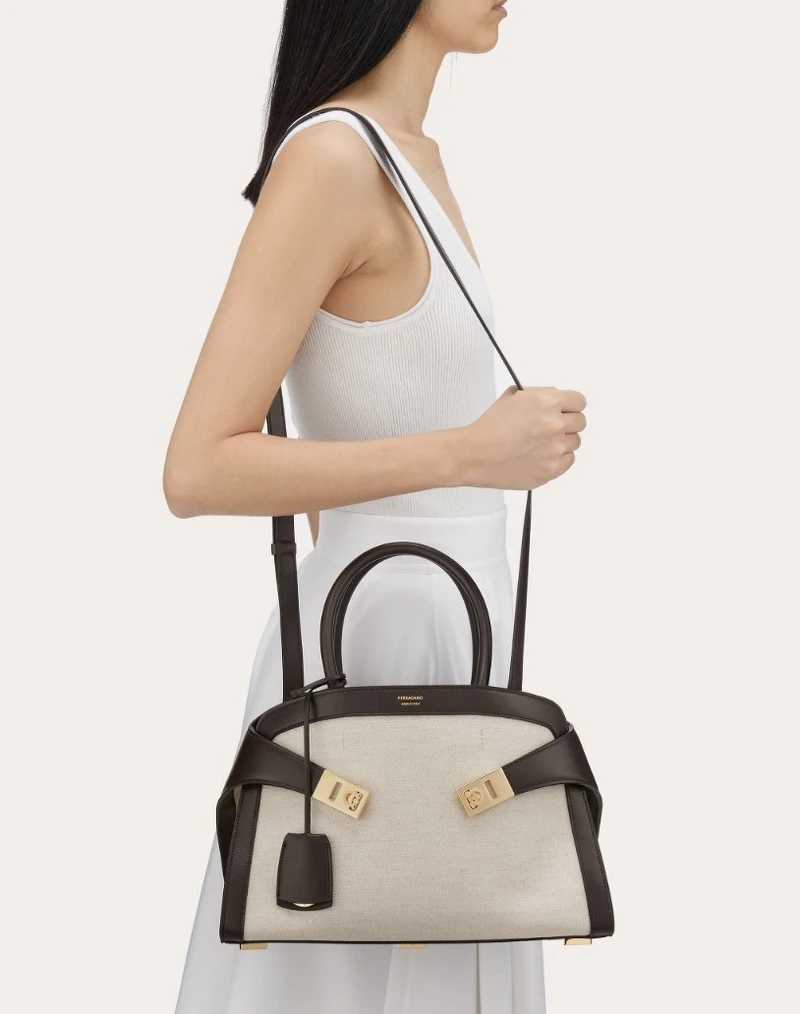 Ferragamo 2024春夏限定帆布皮革 Hug Bag,價格店洽。 Ferragamo 2024春夏限定帆布皮革 Hug Bag,價格店洽。