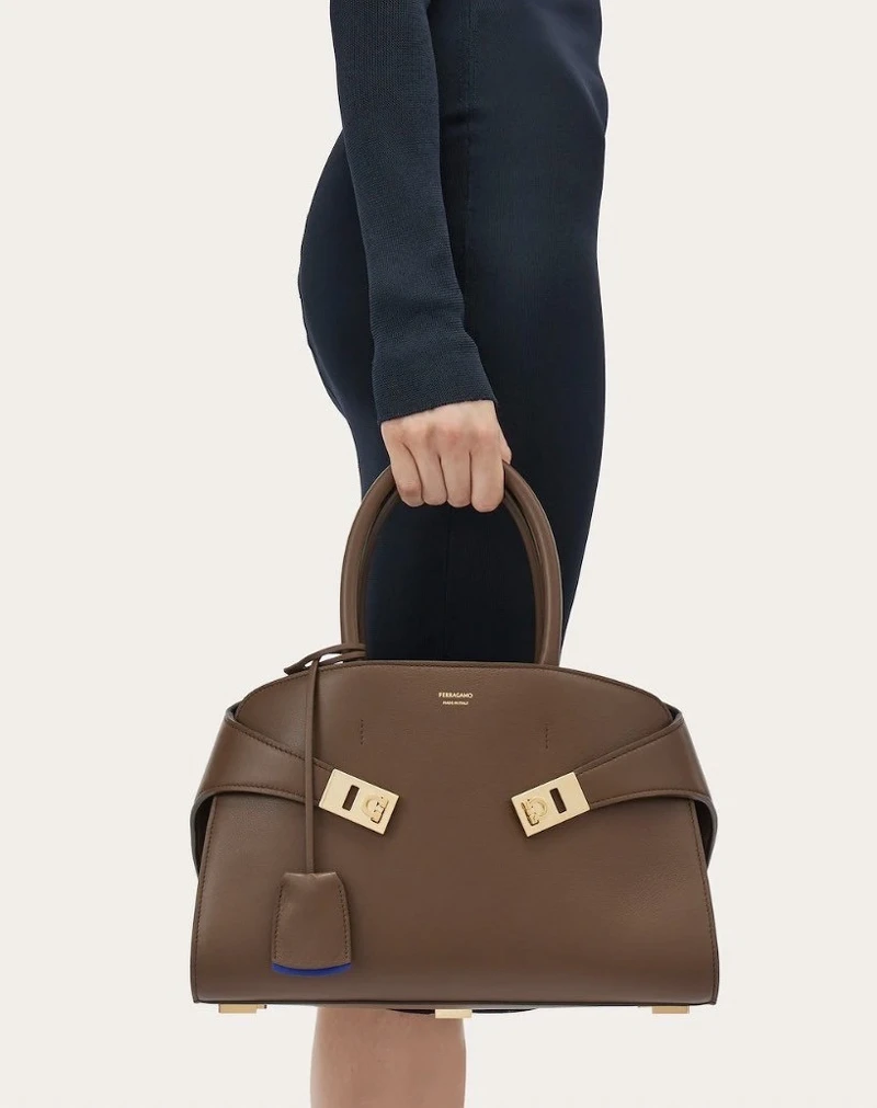 Ferragamo 咖啡色、藍色雙色 Hug Bag,價格店洽。 Ferragamo 咖啡色、藍色雙色 Hug Bag,價格店洽。