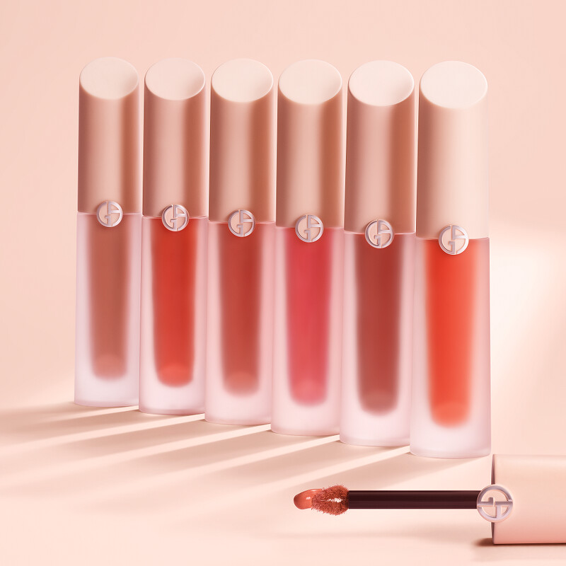 (圖片來源: Armani Beauty 奢華絲緞訂製水唇釉裸粉限定版 定價$1550元) 