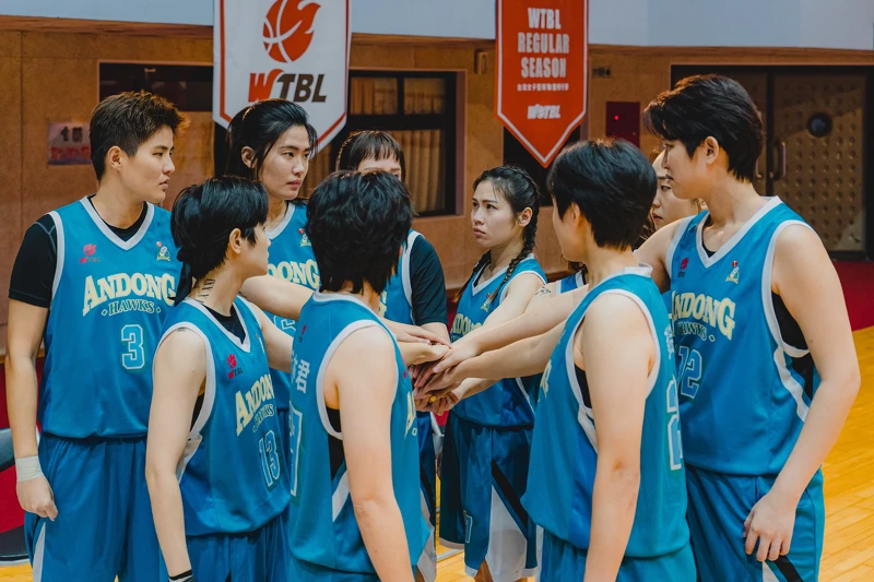 《女孩上場2》球員經歷表演課、客語課、體能訓練等等⋯⋯相關課程,從經過1年的漫長海選,到共同訓練長達2個月,才組成劇中的「安東隊」。 《女孩上場2》球員經歷表演課、客語課、體能訓練等等⋯⋯相關課程,從經過1年的漫長海選,到共同訓練長達2個月,才組成劇中的「安東隊」。