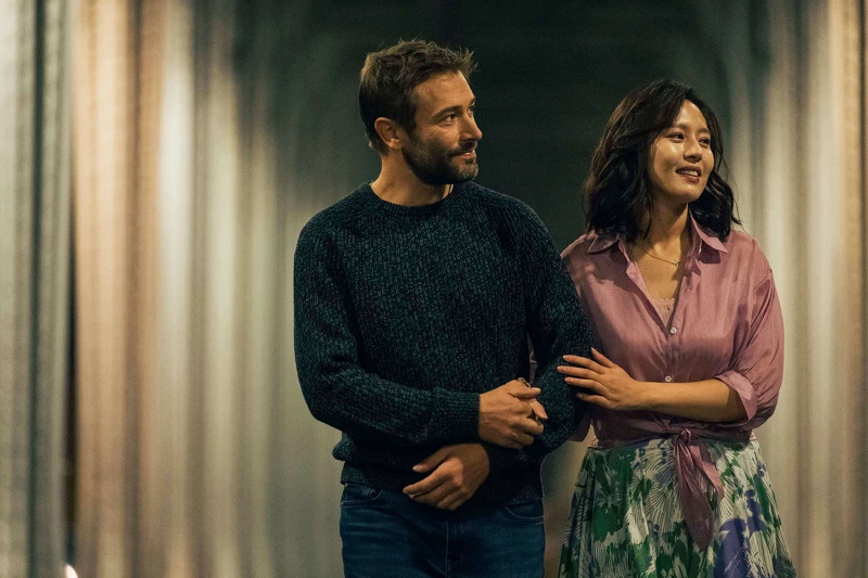 《莎莉》劉品言（右）與外國演員拍攝夜晚約會戲氛圍感十足