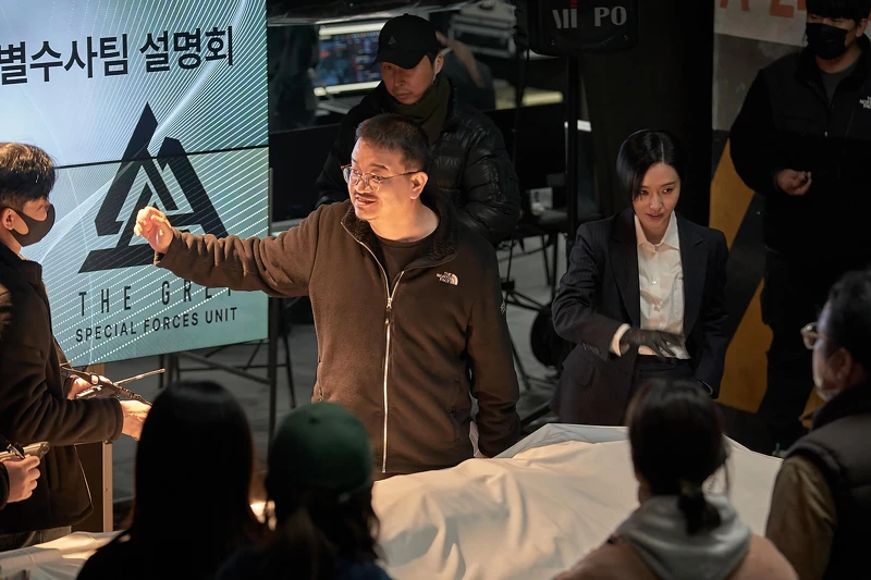 導演延尚昊擔任《寄生獸:灰色部隊》導演及共同編劇。 導演延尚昊擔任《寄生獸:灰色部隊》導演及共同編劇。