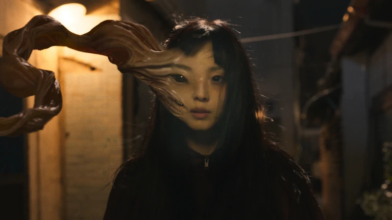 全少妮在戲中有許多武打場面需要靠甩動脖子及特效後製完成。 全少妮在戲中有許多武打場面需要靠甩動脖子及特效後製完成。