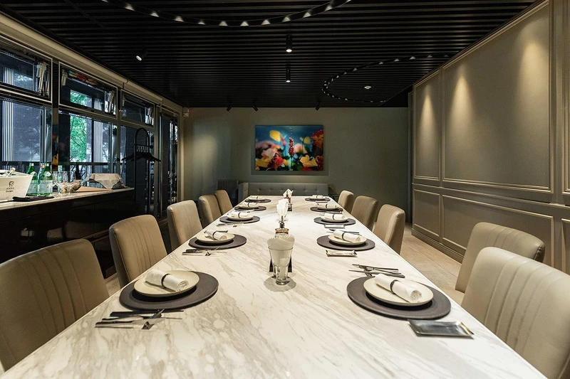 以當代藝術與設計家具打造用餐環境。