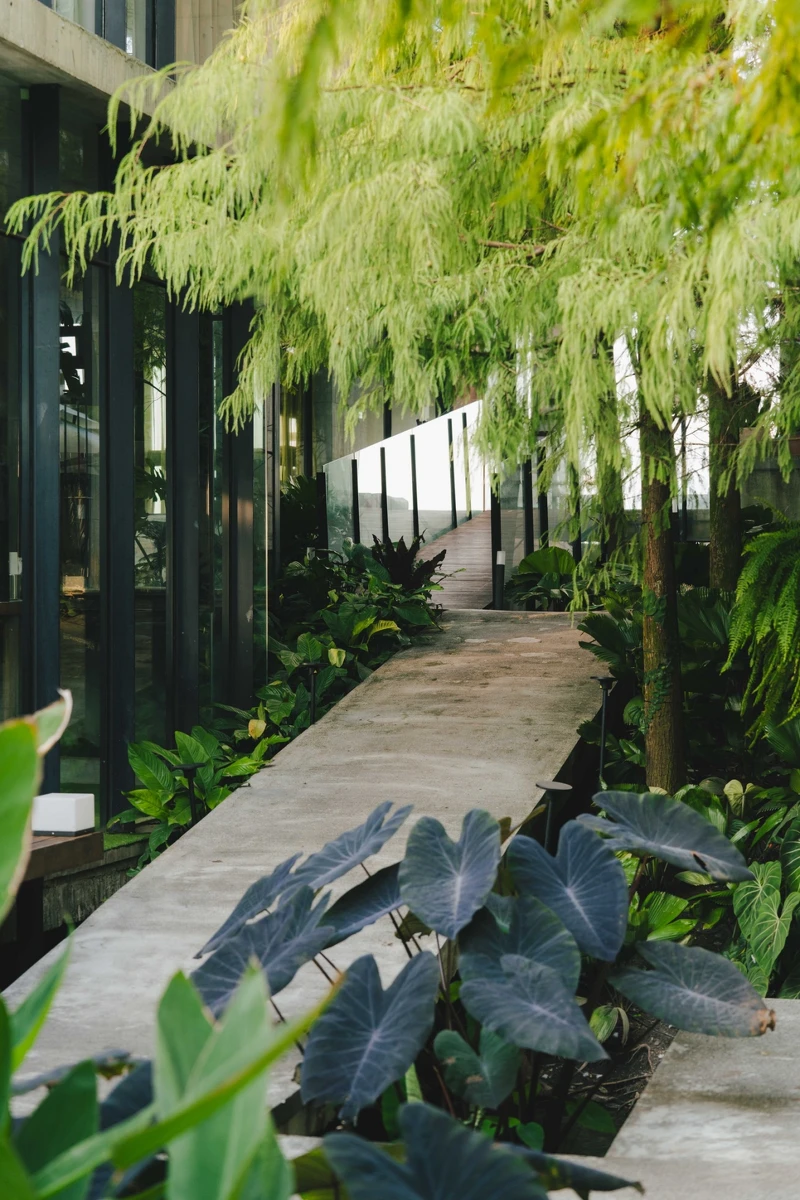 空間則承襲二十輪品牌風格,將建築與自然融合,並巧妙融合自然地景。 空間則承襲二十輪品牌風格,將建築與自然融合,並巧妙融合自然地景。