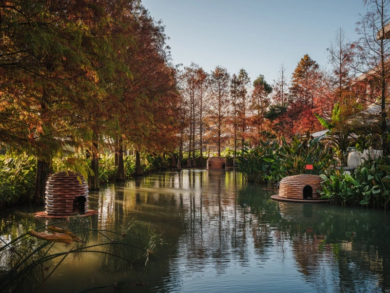 當小鴨穿梭其中,也為整體空間帶來活潑生機。 當小鴨穿梭其中,也為整體空間帶來活潑生機。