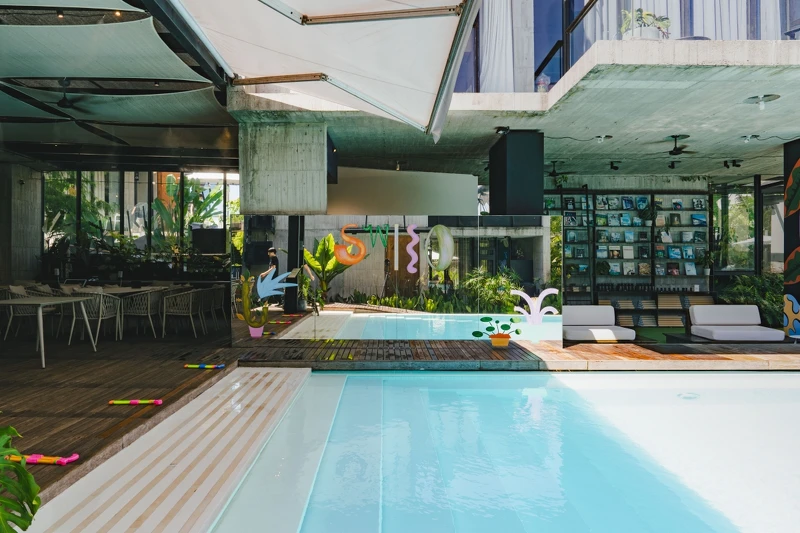 近期則與活躍於時尚圈的插畫家 Eszter Chen 合作。 近期則與活躍於時尚圈的插畫家 Eszter Chen 合作。