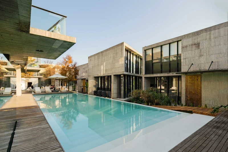 鏡面大泳池。 鏡面大泳池。