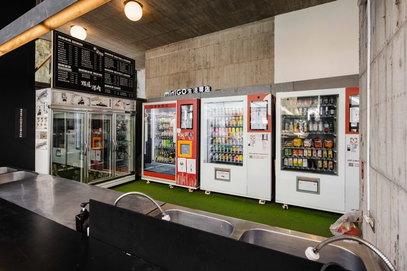 24小時自動販賣機。 24小時自動販賣機。