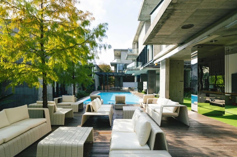 泳池旁的座位區。 泳池旁的座位區。