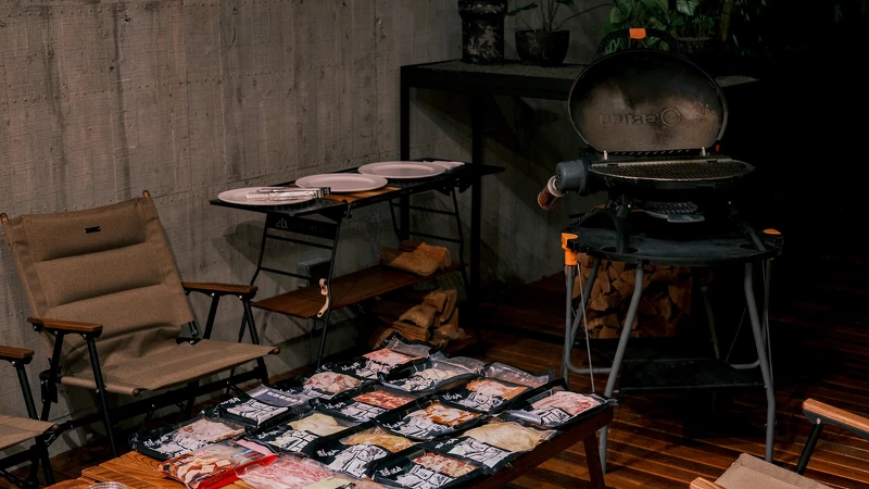 設置有 BLACK Design 品牌風格佈置專屬休憩烤肉區。 設置有 BLACK Design 品牌風格佈置專屬休憩烤肉區。